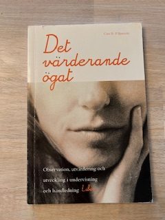 Det värderande ögat : observation, utvärdering och utveckling i undervisning och handledning (Första upplagan)