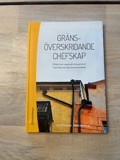 Gränsöverskridande chefskap Gränsöverskridande chefskap : arbete över organisatoriska gränser i människonära tjänsteverksamheter (Upplaga 1)