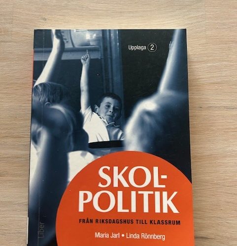 738fccb6-a9aa-4db6-a7fd-71c0d7fb67d9 Skolpolitik : från riksdagshus till klassrum (Upplaga 2)