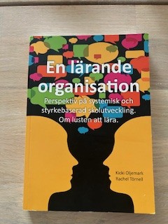 b85982f0-414c-484e-8e7d-834e5c9adc62 En lärande organisation : perspektiv på systemisk och styrkebaserad skolutveckling : om lusten att lära (Upplaga 1)