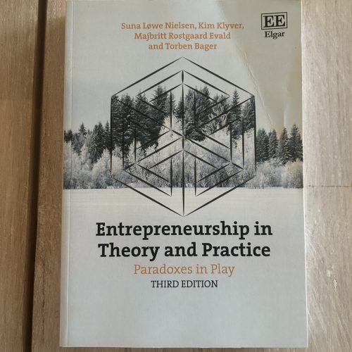 Entrepreneurship in theory and practice : paradoxes in play (Upplaga 3)