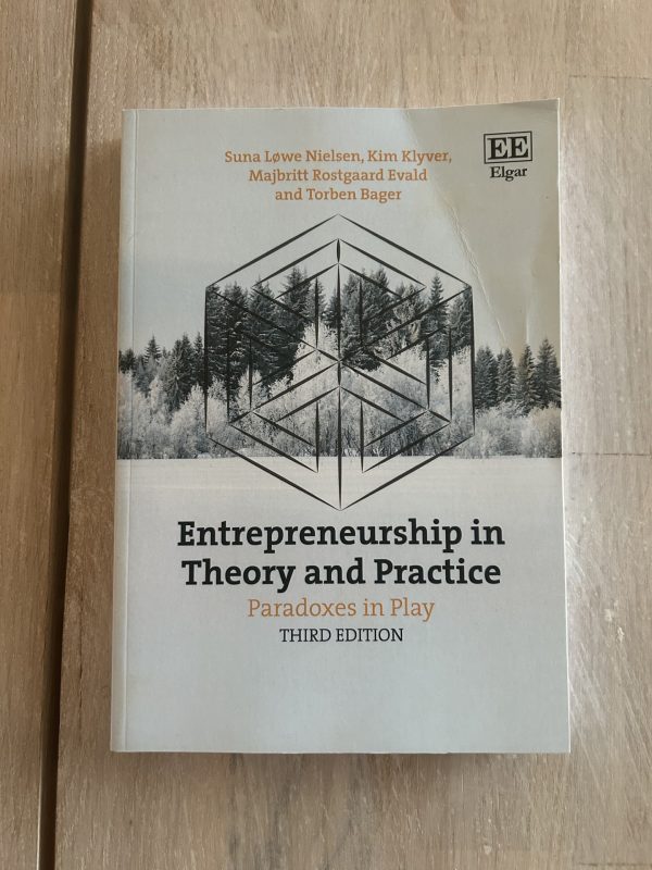 10a6f9ed-63d6-4a59-9fda-e9f3e8ce0dde Entrepreneurship in theory and practice : paradoxes in play (Upplaga 3)