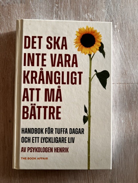 1839fc6a-7852-4322-8a7f-fa50e6b7de55 Det ska inte vara krångligt att må bättre : handbok för tuffa dagar och ett lyckligare liv (Upplaga 1)