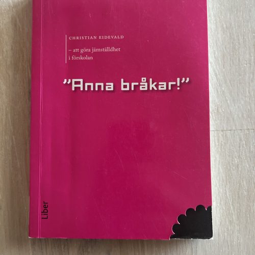 1a0757de-fe94-4f3c-9d39-08665d81a037 Anna bråkar : att göra jämställdhet i förskolan (Upplaga 1)