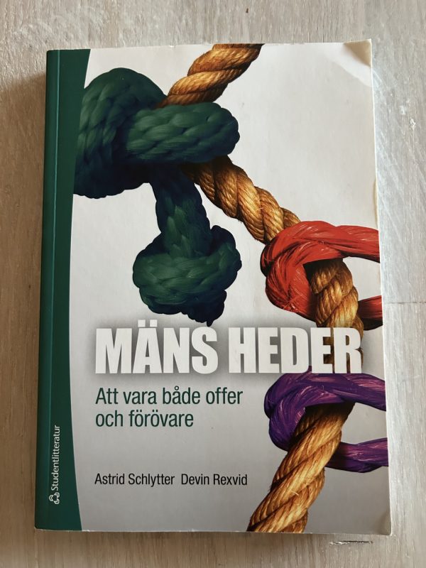 258780c0-86f9-4179-828b-0c4c7b1f517a Mäns heder : att vara både offer och förövare (Upplaga 1)
