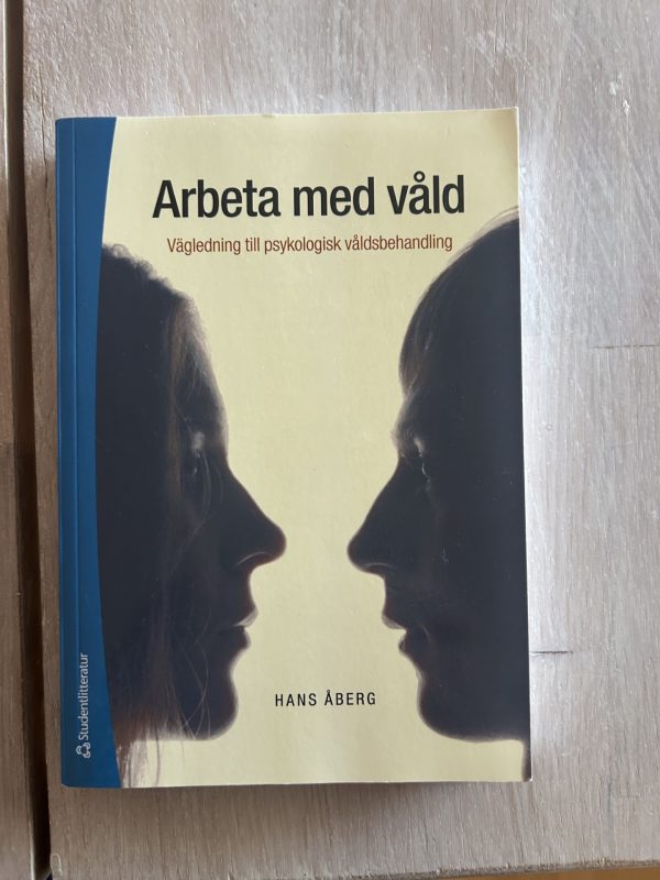 Arbeta med våld : vägledning till psykologisk våldsbehandling (Upplaga 1)