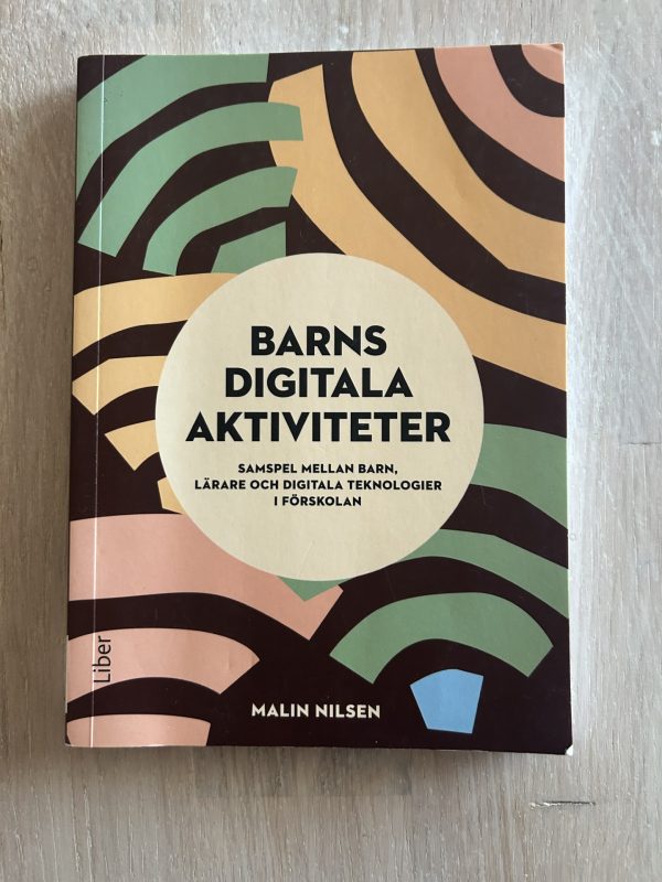 87fe2a03-b03a-4d50-b63c-9f0555cd80ad Barns digitala aktiviteter : samspel mellan barn, lärare och digitala teknologier i förskolan (Upplaga 1)