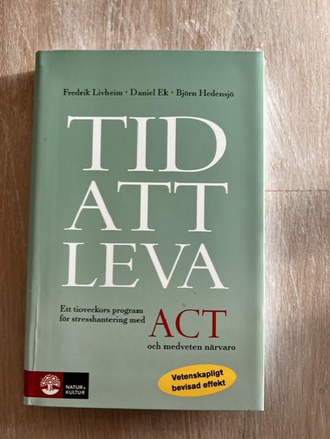 8f58b365-2e1d-4546-b3cd-7760c1b07a99 Tid att leva : ett tioveckors program för stresshantering med ACT och medveten närvaro (Upplaga 1)
