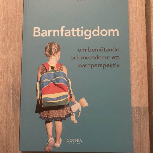cd084ca5-43ec-40b6-991a-42d281c79de7 Barnfattigdom : om bemötande och metoder ur ett barnperspektiv (Upplaga 1)