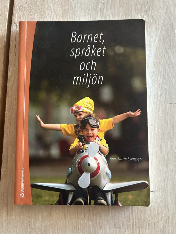 dee486b8-23f8-4a71-a024-376e46618aee Barnet, språket och miljön : från ord till mening (Upplaga 2)